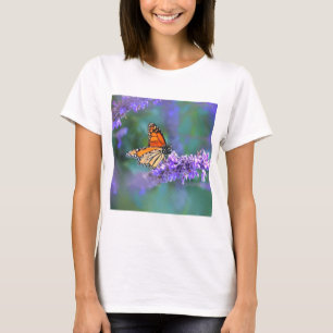 Camiseta Mariposa monarca en la flor de lilo púrpura