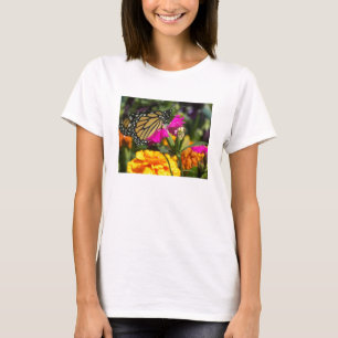 Camiseta Mariposa monarca sobre caléndula rosa