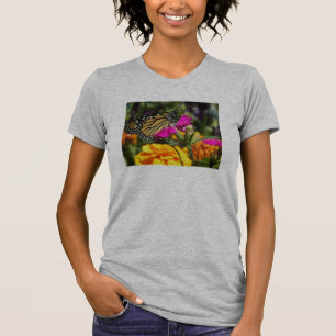 Camiseta Mariposa monarca sobre caléndula rosa
