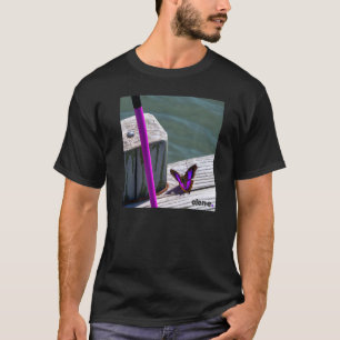 Camiseta Mariposa Morada en un Muelle de Pesca