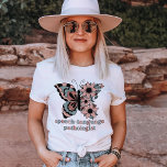 Camiseta Mariposa patóloga de habla personalizada<br><div class="desc">Esta camisa es perfecta para todo aquel que ame ayudar a la gente a hablar y comunicarse mejor. La camiseta del patólogo del habla (SLP) también es un regalo para alguien que es un logopeda o un terapeuta del lenguaje. Su camisa es la forma perfecta de mostrar su apoyo a...</div>