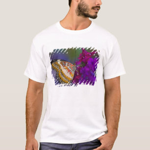 Camiseta Mariposa tropical en flores púrpuras