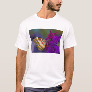 Camiseta Mariposa tropical en flores púrpuras