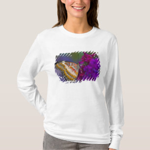 Camiseta Mariposa tropical en flores púrpuras