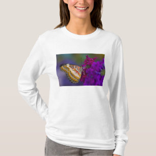 Camiseta Mariposa tropical en flores púrpuras