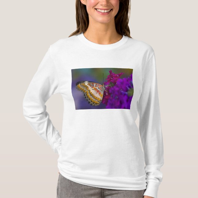Camiseta Mariposa tropical en flores púrpuras (Anverso)