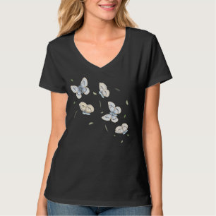 Camiseta Mariposas volando en hojas caídas