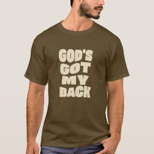 Camiseta marrón con la frase Dios está detrás de m