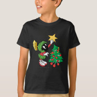 MARVIN MARTIAN™ pone estrella en el árbol