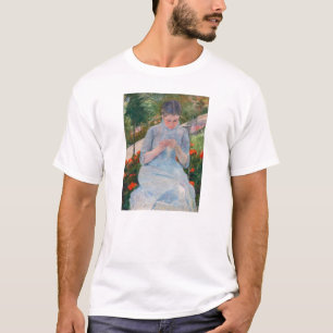 Camiseta Mary Cassatt - Muchacha cosiendo en un jardín