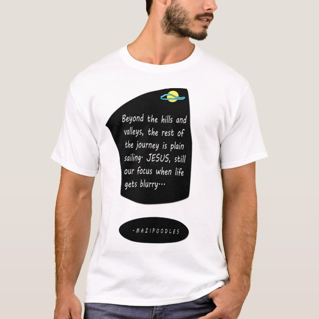 Camiseta Más allá de las colinas con Jesús - Letra blanca (Anverso)