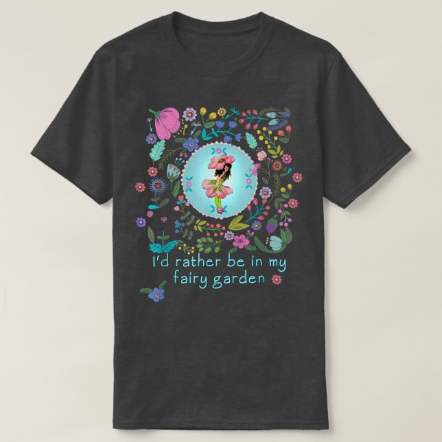 Camiseta Más Bien Estar En Mi Jardín De Hadas (Diseño del anverso)