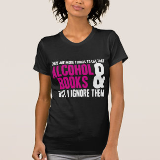 Camiseta Más cosas para la vida que alcohol y libros