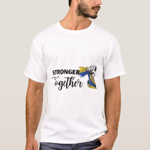 Camiseta Más fuerte juntos me mantengo con Ucrania Bandera