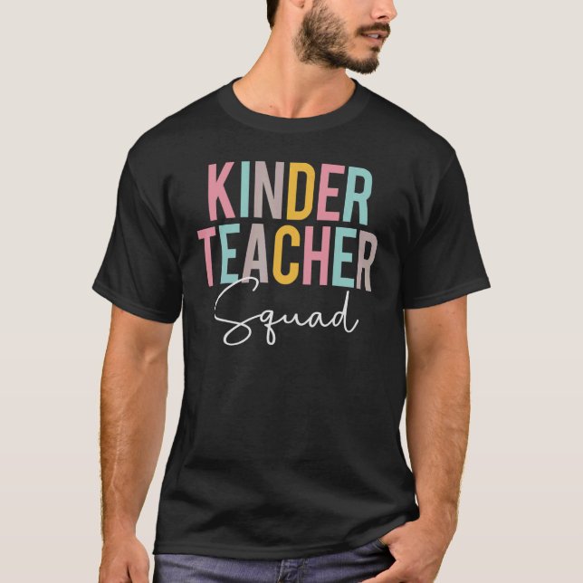 Camiseta Más Kinder Teacher Squad Colorida Apreciación De V (Anverso)
