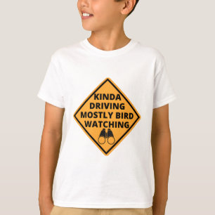 Camiseta más o menos manejando, principalmente observando a