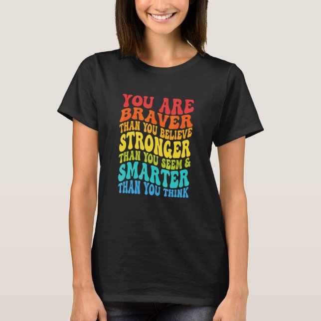 Camiseta Más valiente que tú crees inspiracional retro ondu (Anverso)