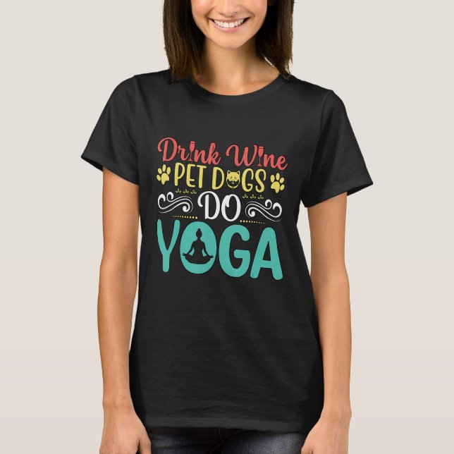 Camiseta Mascota de vino de bebida divertida perros de yoga (Anverso)
