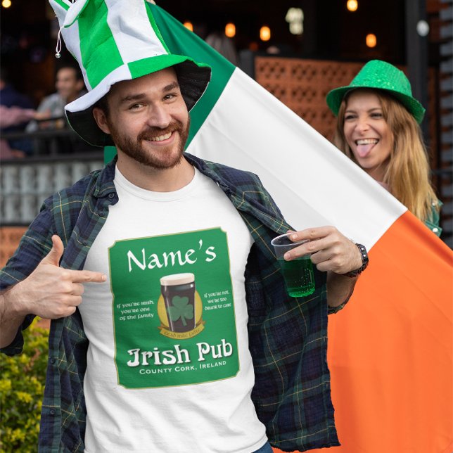 Camiseta masculina de pub irlandés (Celebrate St. Patrick's Day in style with our personalized Irish pub t-shirt! 🍀 Get yours now. )