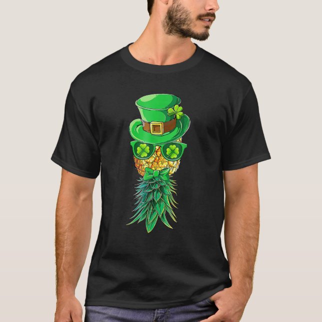 Camiseta Mask Swinger Upside Down Pineapple St Patrick's Da (Anverso)