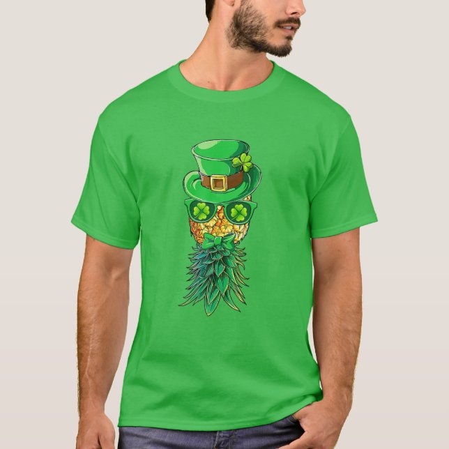 Camiseta Mask Swinger Upside Down Pineapple St Patrick's Da (Anverso)