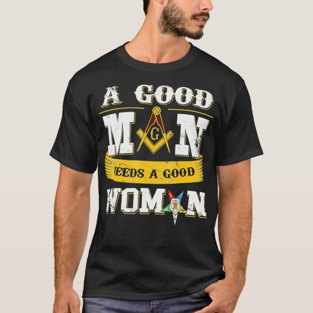 Camiseta Masones Un Buen Hombre Necesita Una Buena Mujer Y  (Anverso)