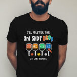 Camiseta Master 3 Tiroteo Funny Pickleball Shot Ratings<br><div class="desc">Estás tratando de dominar tu tercera gota de bala y puedes dejar que todos en la corte sepan con esta graciosa camiseta de "dominaré la tercera gota de tiros o moriré de intentarlo". Presenta pájaros de pickleball coloridos y texto divertido.</div>