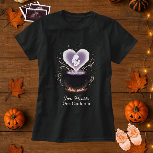 Camiseta Maternidad de Halloween dos corazones un caldero