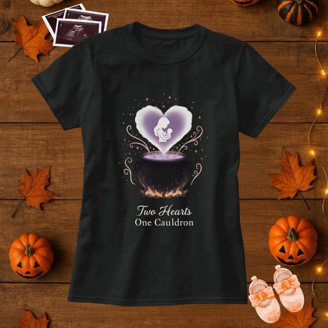 Camiseta Maternidad de Halloween dos corazones un caldero (Subido por el creador)