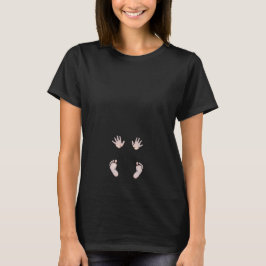 Camiseta Maternidad entre manos y pies por Leslie Harlow