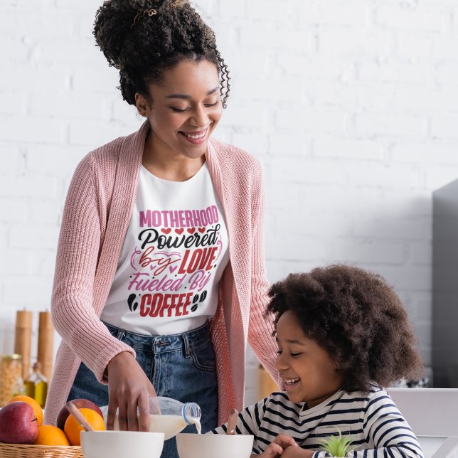 Camiseta Maternidad impulsada por el amor y el café (Subido por el creador)