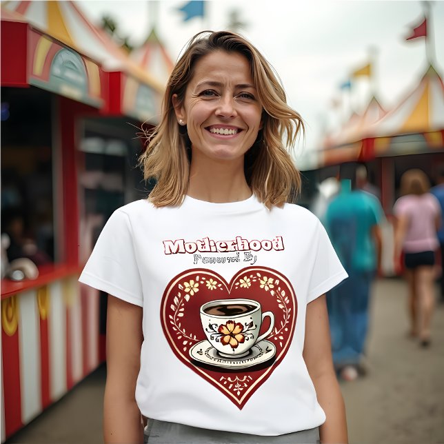 Camiseta Maternidad: Impulsada por el amor y el café - Arte (Motherhood Powered by Coffee and Love T-Shirt| Coffee Cup in Folk Art Red Heart)