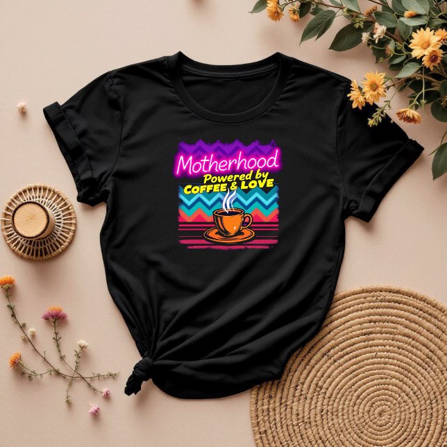 Camiseta Maternidad impulsada por el café y el amor | Mamá  (Subido por el creador)