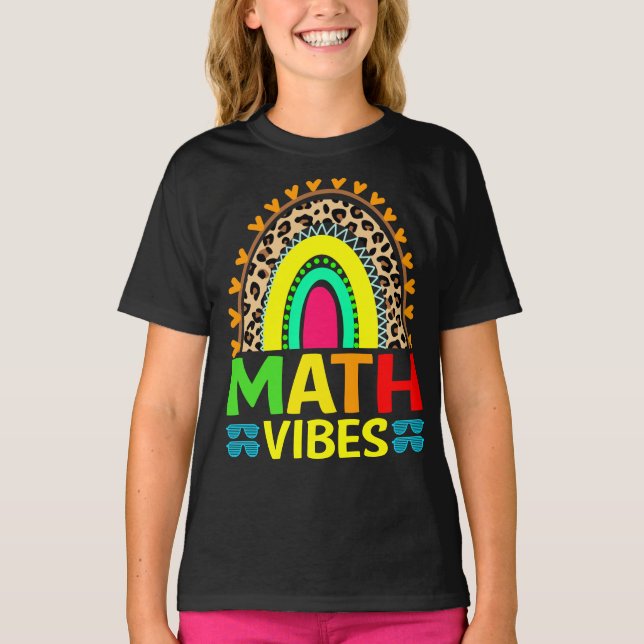Camiseta Math Vibes El Leopardo Arcoiris Regresa A La Camis (Anverso)