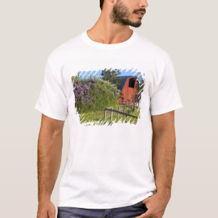 Camiseta Matorrales de lino en flor y magpies en los árbol