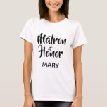 Camiseta Matrón de Monograma de Honor en Black Casual Scrip<br><div class="desc">Una camiseta monograma de la tipografía moderna. Moderno y elegante, este diseño personalizado presenta el texto "Matrón del honor" en letras de escritura casuales y un campo de texto editable para un nombre en elegante sans serif en negro. Personalice fácilmente este diseño para que coincida con su estilo haciendo clic...</div>