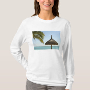 Camiseta Mauricio. Escena de playa idílica con sombrilla