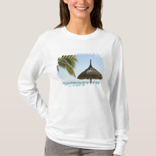Camiseta Mauricio. Escena de playa idílica con sombrilla