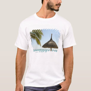 Camiseta Mauricio. Escena de playa idílica con sombrilla