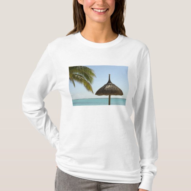 Camiseta Mauricio. Idílica escena de playa con paraguas (Anverso)