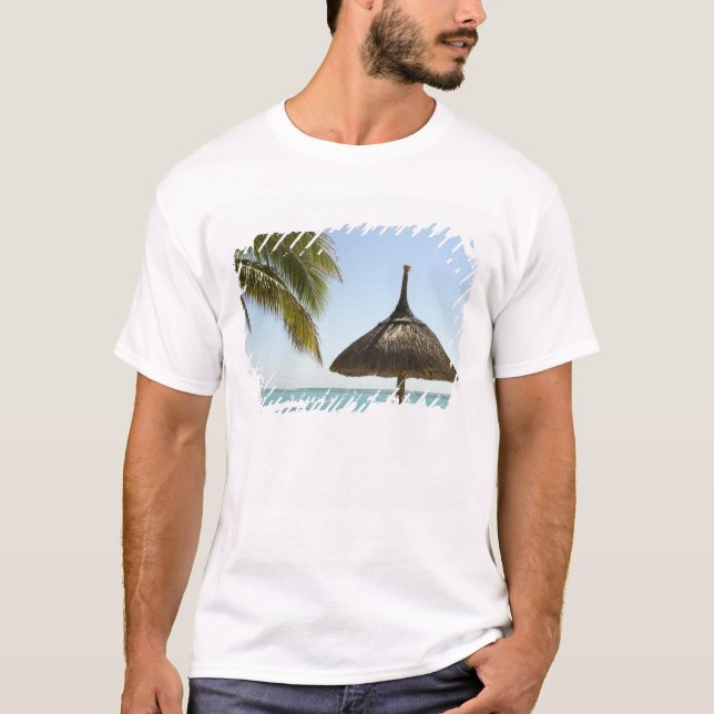 Camiseta Mauricio. Idílica escena de playa con paraguas (Anverso)