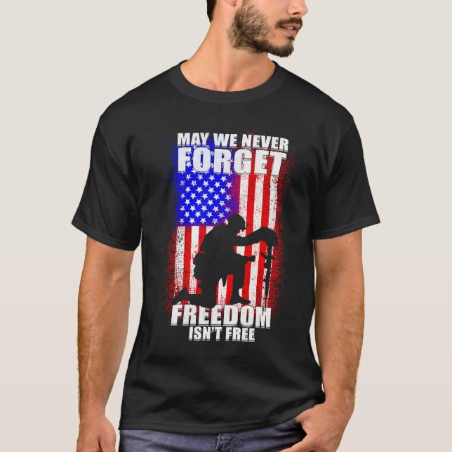Camiseta May We Never Forget Freedom Isn't Free USA Flag Me (Anverso)
