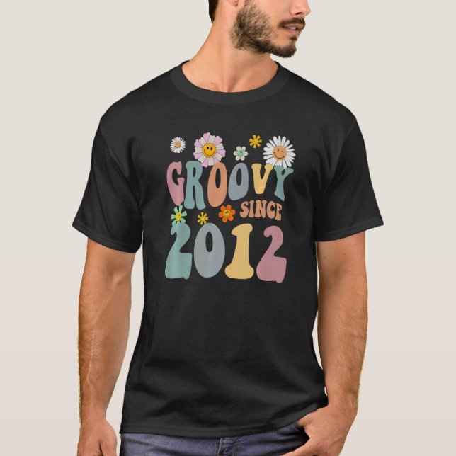 Camiseta Mb Groovy desde 2012 Flor Hippie Retro Nacimiento  (Anverso)