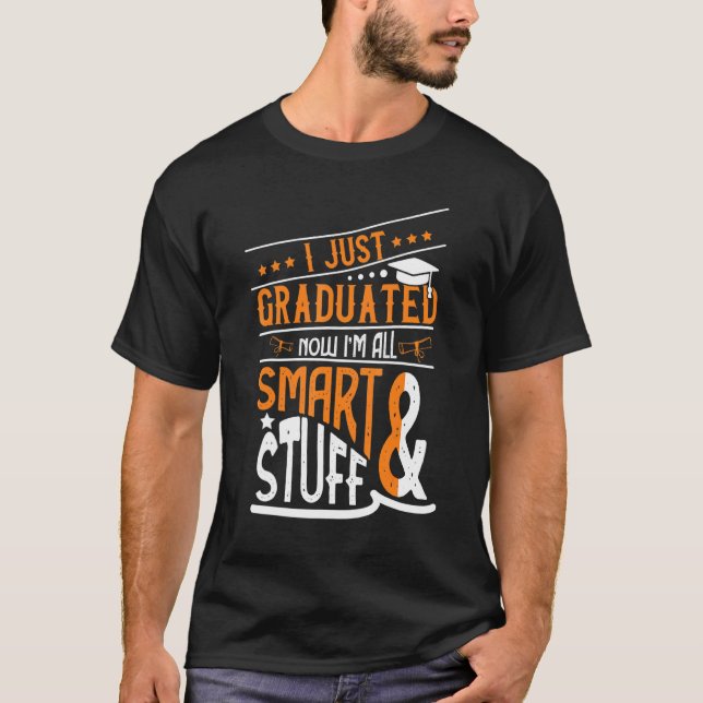 Camiseta Me Acabo De Graduar Ahora Soy Todo Inteligente Y C (Anverso)