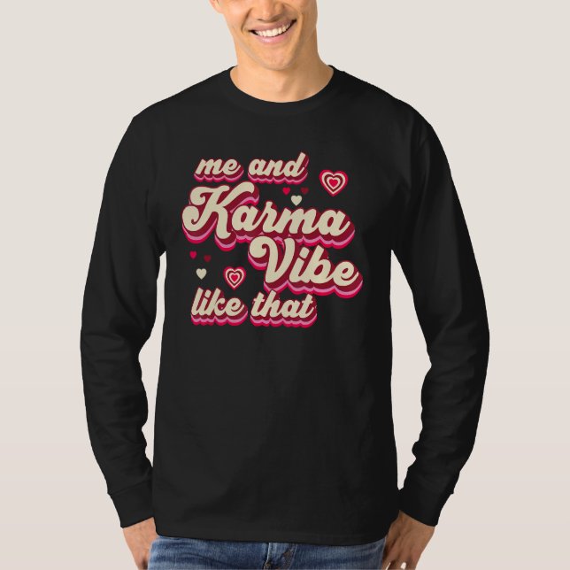 Camiseta Me and Karma Vibe Like That   Groovy Hippie Trendy (Anverso)