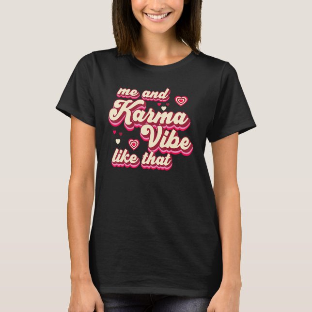 Camiseta Me and Karma Vibe Like That   Groovy Hippie Trendy (Anverso)