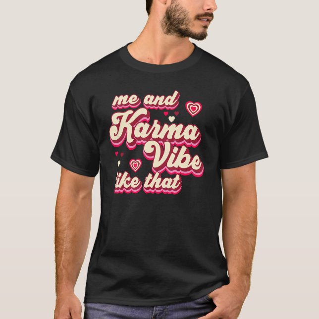 Camiseta Me and Karma Vibe Like That   Groovy Hippie Trendy (Anverso)