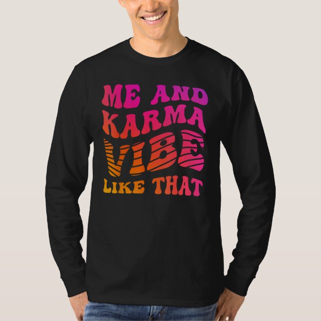 Camiseta Me and Karma Vibe Like That   Groovy Hippie Vibran (Anverso)