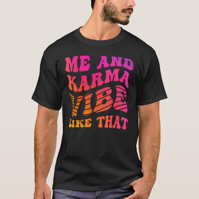 Camiseta Me and Karma Vibe Like That   Groovy Hippie Vibran (Anverso)