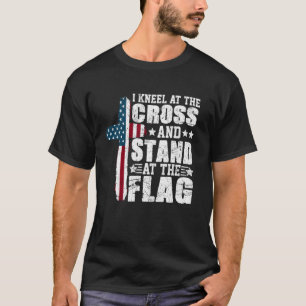 Camiseta Me arrodillo en la cruz y me paro en la bandera